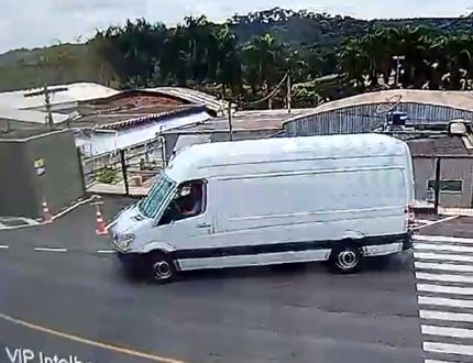 Vídeo: Polícia Civil desmantela quadrilha especializada em roubo de cargas em Divinópolis van roubada