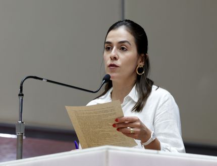 Mulher idosa Bolsonarista que tentou agredir deputada Lohanna faz acordo na Justiça para não ser condenada novamente; não estava com Biblia nas mãos Lohanna 2