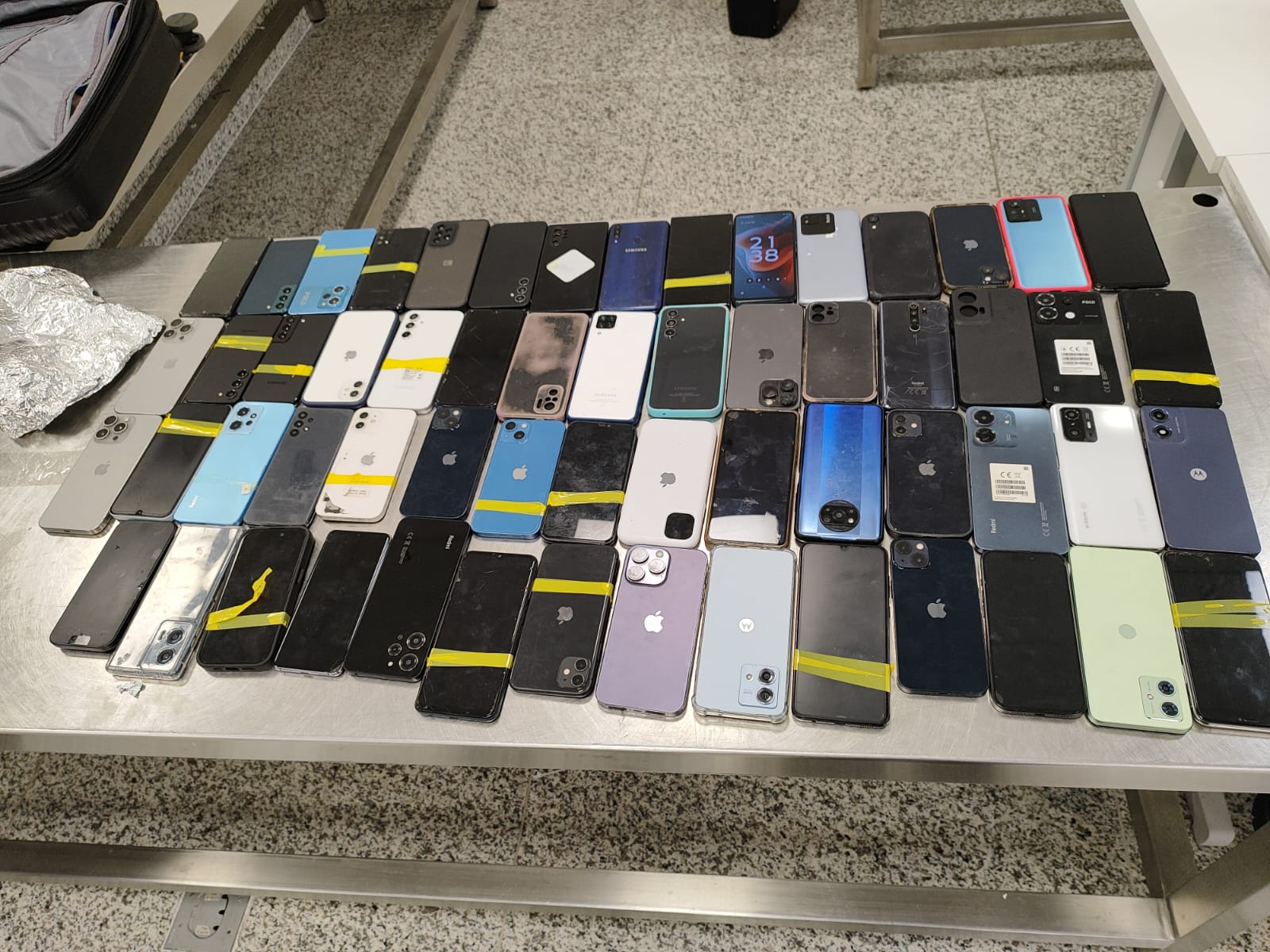 Pai e filho são presos no Aeroporto de BH com 107 celulares sem comprovação de origem