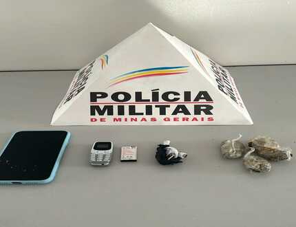 Jovem de 18 anos é presa com drogas e celular para entregar a preso em Nova Serrana
