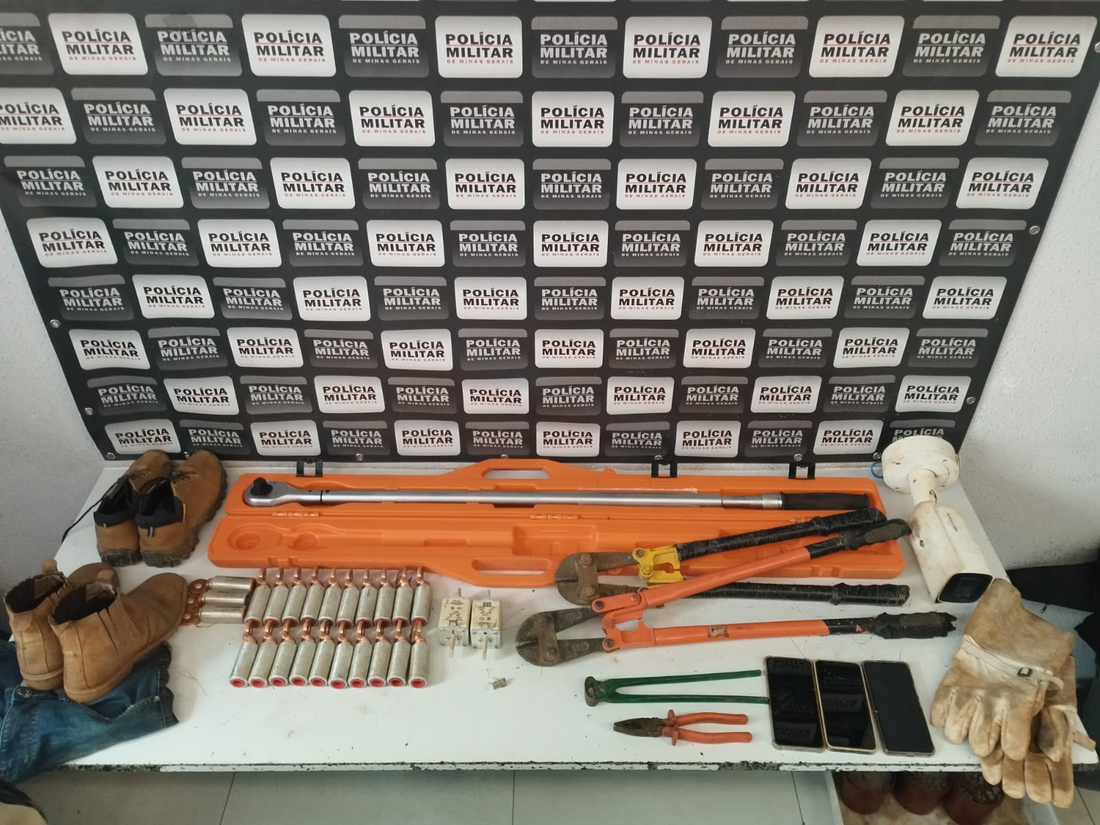 PM localiza 600 kg de cabos furtados, recupera veículo e prende três homens por associação criminosa em Divinópolis
