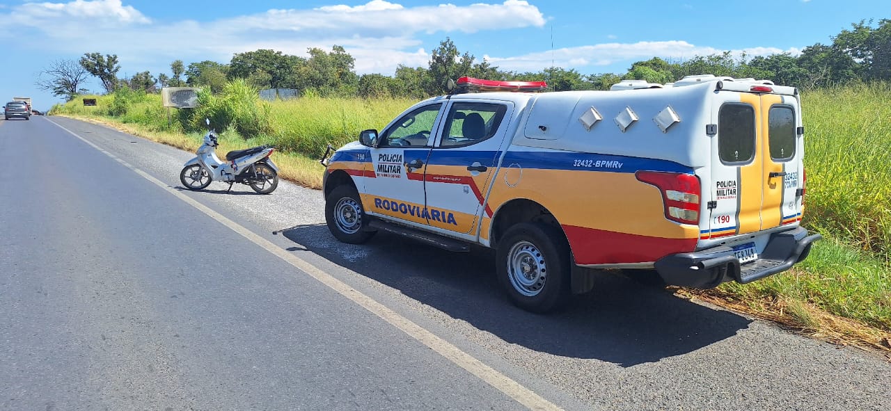 Polícia Militar Rodoviária recupera ciclomotor furtado e prende homem por receptação em Arcos/MG