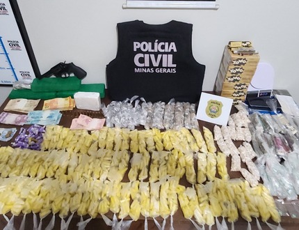 Mais de mil pinos de cocaína são apreendidos em operação da Polícia Civil em Nova Serrana WhatsApp Image 2025-03-27 at 14.53.49 (1)