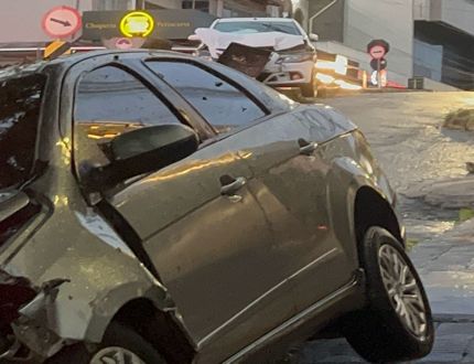 Motorista embriagado causa acidente com criança a bordo em cruzamento perigoso de Divinópolis e foge após orientação de frequentadores de bar