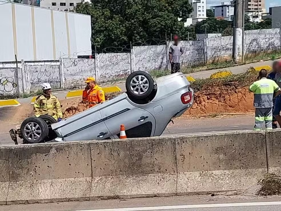 Criança de 5 anos é lançada de carro em capotamento na MG-050; falta do cinto pode ter causado tragédia carro-capota-divinopolis-11-03-2025-_1_