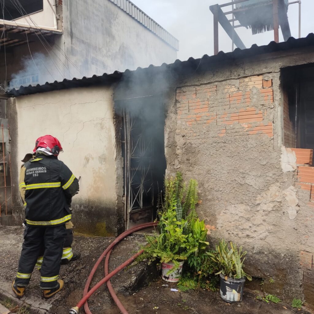 Urgente: Incêndio atinge casebre no bairro São João de Deus em Divinópolis; não houve vítimas incendio 3