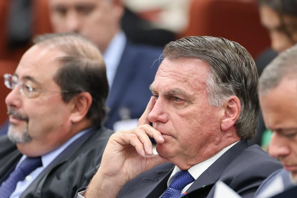 Bolsonaro e mais sete se tornam réus no STF por tentativa de golpe de Estado jair-bolsonaro-durante-julgamento-de-trama-golpista-no-supremo-tribunal-federal-stf-2662573-article