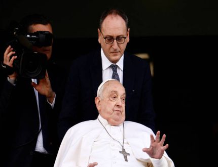 🕊️ Papa Francisco reaparece após 37 dias internado e emociona fiéis com fala direta da sacada do hospital