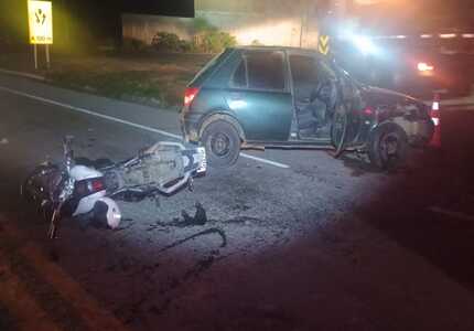Batida entre carro e moto deixa duas pessoas feridas gravemente na MG-050 1000303217
