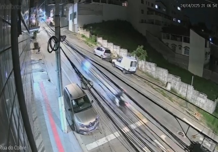 Câmera de segurança flagra acidente gravíssimo entre duas motos, no bairro Niterói, em Divinópolis 1000303348