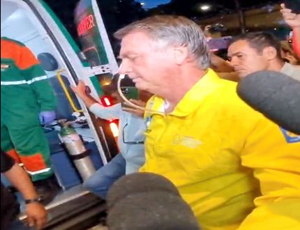 Bolsonaro caminha até ambulância ao deixar hospital em Natal e segue para Brasília