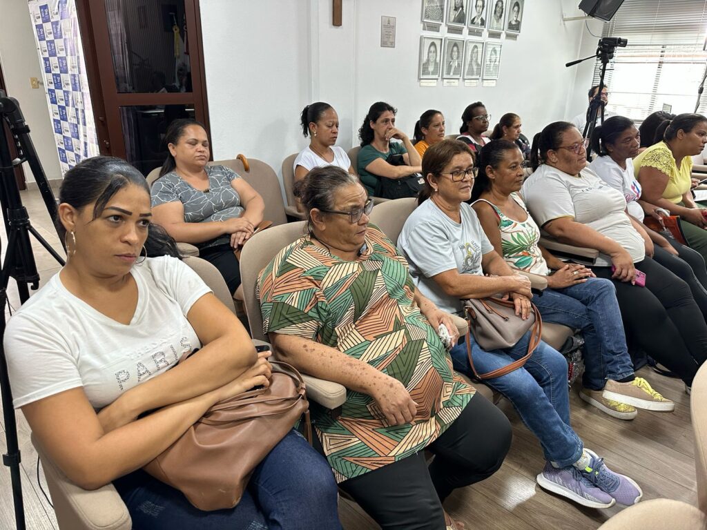 Câmara de Cláudio/MG aprova equiparação salarial e de jornada para auxiliares de serviços gerais Claudio