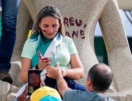 Débora é condenada a 14 anos de prisão por participação nos atos golpistas de 8 de janeiro e pichação na estátua do STF Debora 2