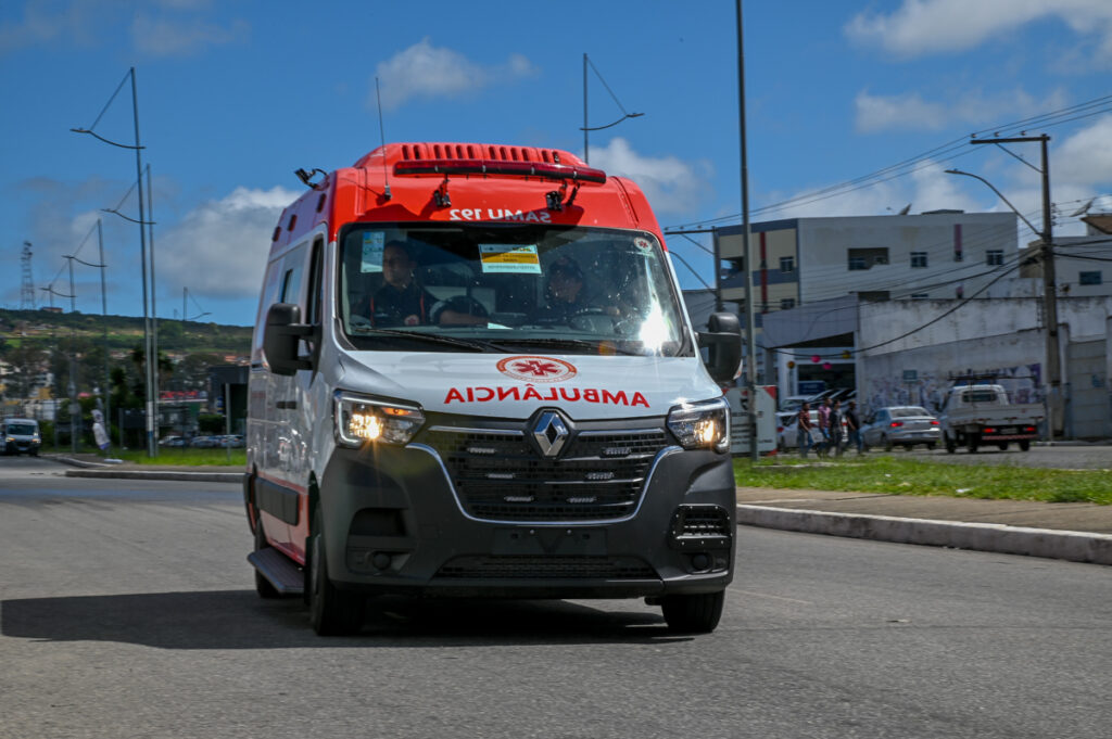 Motorista passa mal e bate em poste no bairro Belvedere, em Divinópolis Entrega-de-Ambulância-SAMU-03-02-2025SCI_6448