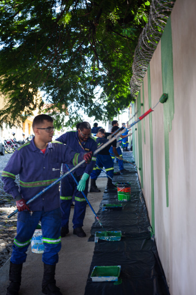 Programa de Voluntariado da Gerdau leva cor e alegria para muro de escola no bairro Nitéroi, em Divinópolis GERDAU 32