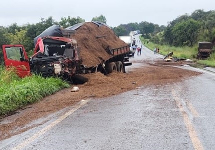 Acidente entre carretas em Formiga mata ambos os motoristas, na BR-354 ac1dente formiga 3