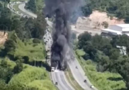 Carreta carregada com cimento pega fogo na BR-262 acidente br-262 (1)