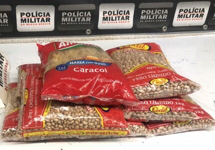 Fome e furto: Homem furta feijão e macarrão de supermercado em Divinópolis alimentos furt4dos num supermercado de divinópolis (1)