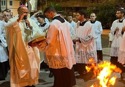 Catedral de Divinópolis recebe fiéis para a Vigília Pascal com Benção do Fogo Novo benção do fogo novo (2)