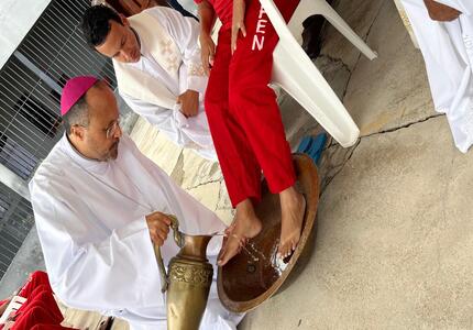 HUMANISMO: Bispo realiza cerimônia de Lava-pés com detentos da Floramar, em Divinópolis bispo dom geovane luis (1)