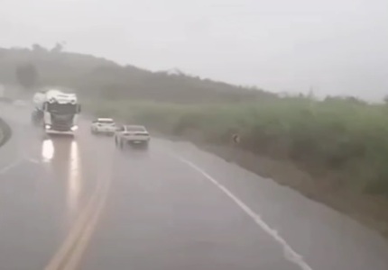 Motorista escapa da morte ao colidir com carreta em serra na BR-262, em Luz e despencar 200 metros em uma ribanceira