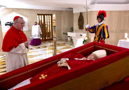Vaticano divulga primeiras imagens do velório do Papa Francisco caixão papa capa site (1)