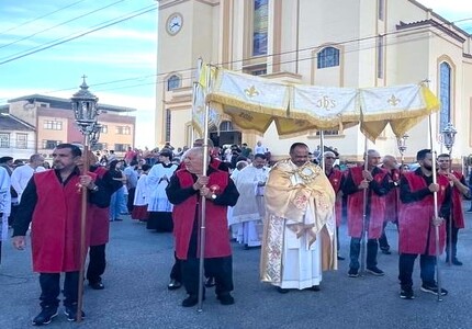 Bispo Dom Geovane participa procissão da Ressureição e celebra Páscoa na Catedral dom geoivane na procissão de páscoa (1)
