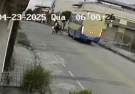 Moto e ônibus sucateado da TransOeste colidem no bairro Campina Verde, em Divinópolis