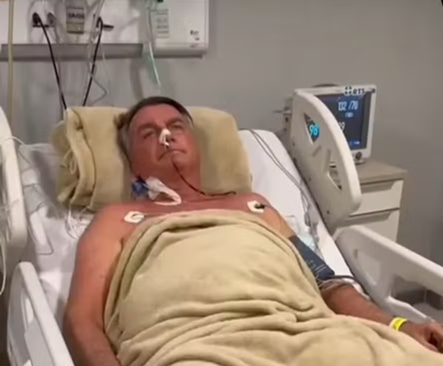 Após 12 horas, Bolsonaro conclui a cirurgia abdominal mais longa desde a facada de 2018; ex-presidente sem previsão de alta nesta semana