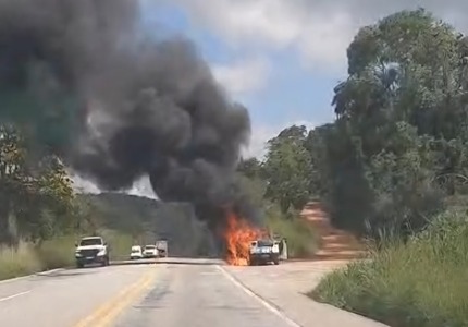 Caminhonete pega fogo e fica a ponto de explodir na MG-050 sentido Formiga-Divinópolis incênd1o mg-050 (1)