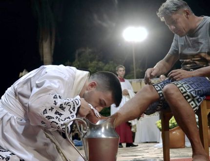 ENTREVISTA EXCLUSIVA: Gesto do padre Gustavo César, em igreja de Carmo do Cajuru emociona o Brasil; morador de rua tem pés lavados durante Missa da Ceia do Senhor