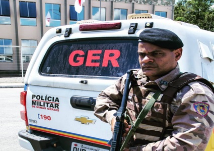 Polícia Militar prende três foragidos da Justiça num único dia em Divinópolis pm viatura