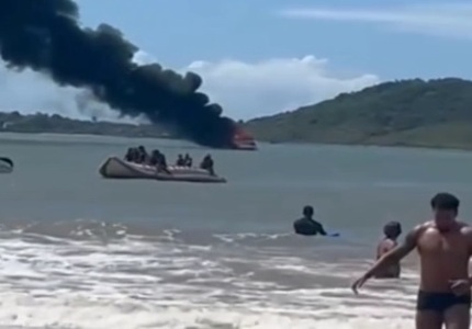 Lancha com 19 pessoas pega fogo em praia de Guarapari print lancha