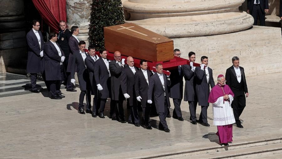Multidão se despede de Papa Francisco em cerimônia histórica no Vaticano; funeral reúne líderes mundiais e mensagens de paz ecoam na Praça de São Pedro