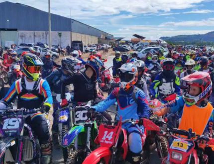 Trilhão de Motocross arrasta multidão em Cajuru com apoio da prefeitura e renda solidária para a Vila Vicentina trilhão - moto