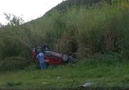 Carro capota perto do Clube dos Metalúrgicos e jovem fica ferido 1000313592