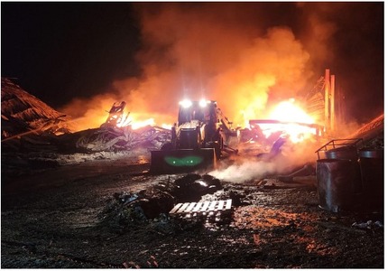 Fábrica de calçados pega fogo em Itapecerica e mobiliza bombeiros por mais de 13 horas