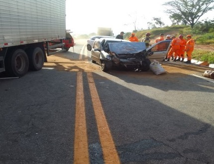 Grave acidente entre carro e caminhão deixa dois feridos na BR-494, em Oliveira Grave acidente entre carro e caminhão deixa dois feridos na BR-494, em Oliveira.(FOTO: Divulgação/SAMU)