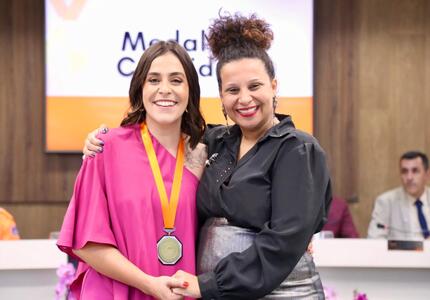 "Uma história que não se fez apenas em anos de eleição", declara Lohanna sobre sua relação com Divinópolis, ao receber a Medalha Candidés LOHANNA E KELL capa site