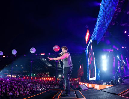 Adrenalina, emoção e grandes shows marcam a abertura da Divinaexpo 2025 Luan Santana - 1
