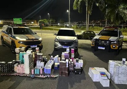 Polícia Militar Rodoviária e produtos apreendidos na MG-050 em Divinópolis