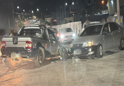 Impacto de batida na Avenida Ayrton Senna destrói dois carros e um perde a roda