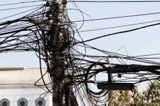 Cemig retira 3,6 toneladas de cabos de telecom irregulares em postes neste ano cabos 2