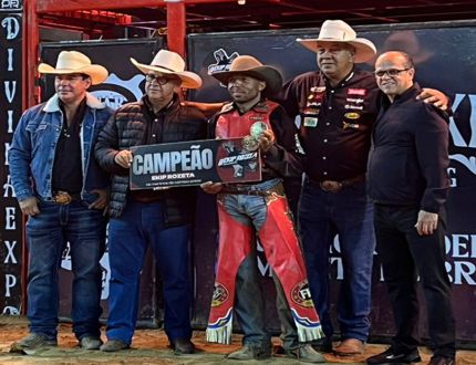 Com montaria impecável, Maciel Santana é campeão da primeira fase do rodeio na Divinaexpo 2025 campeão