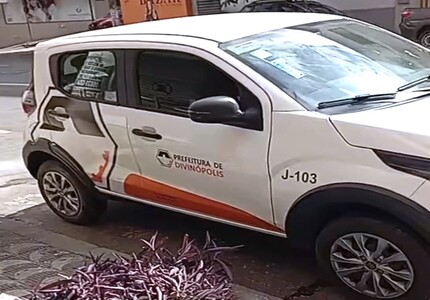 A Lei contra a Lei: Carro da Prefeitura de Divinópolis é flagrado parado em local proibido