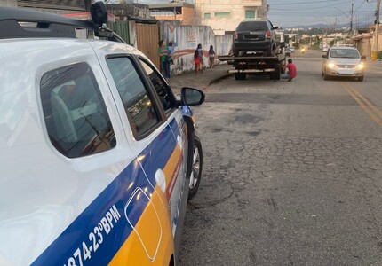 "Pilotos de fuga" são detidos após perseguição policial no bairro Quintino, em Divinópolis carro pm bairro quintino (1) capa site