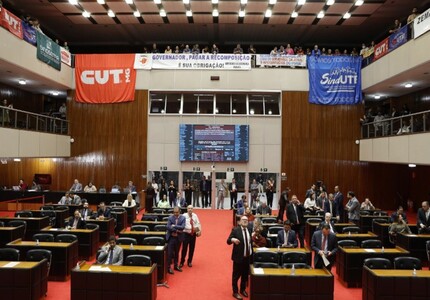Assembleia de Minas aprova reajuste salarial de 5% para professores