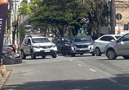 Motociclista fica ferido após moto sofrer batida de carro, na Avenida Jk pm avenida jk (1)