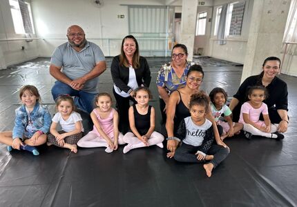 Presidente da Câmara de Claúdio visita projeto de balé clássico com mais de 200 meninas