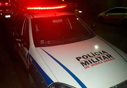 Troca de tiros, perseguição e apreensão de arsenal de guerra marcam operação policial no bairro Afonso Pena, em Divinópolis